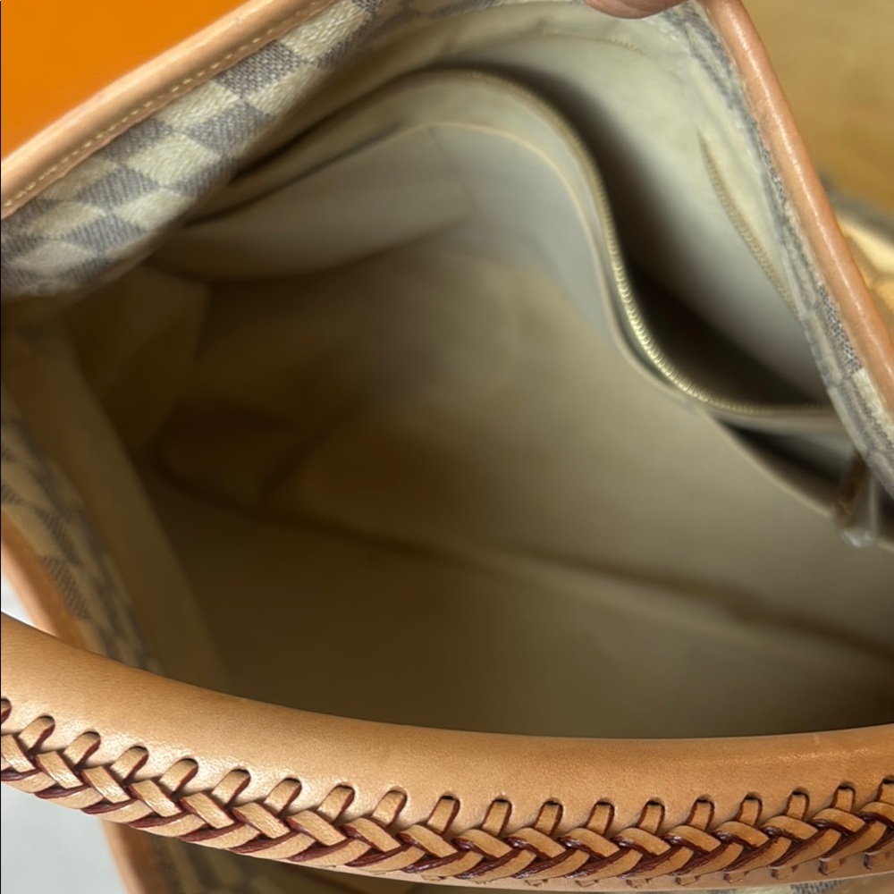 Louis Vuitton MM artsy in great condition handle has a small dent - Picture 14 of 15